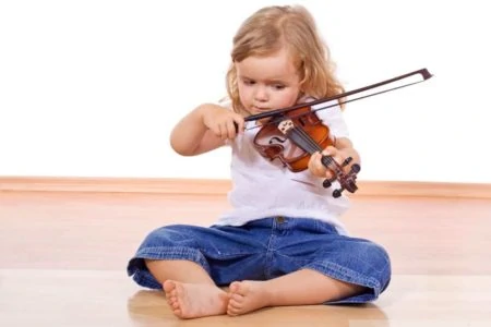 Little girl playing the violin