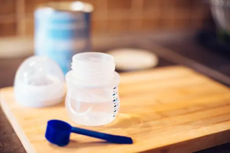 Mixing baby formula in a bottle